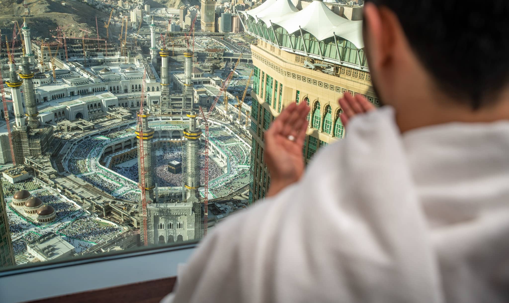 Umrah by Bus vs Umrah by Air from Dubai: Which Option Is Better?